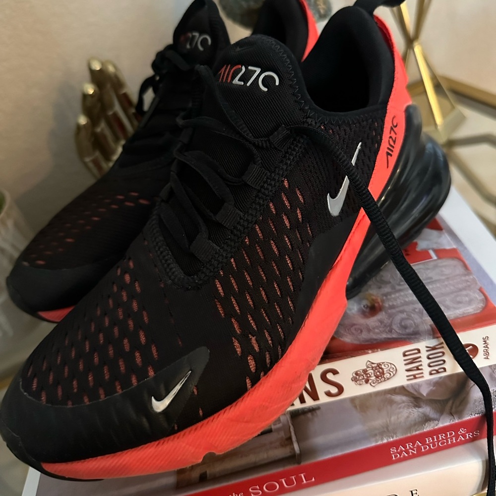 Nike black/red 270 size 7 Yourh or 8.5 run small perused